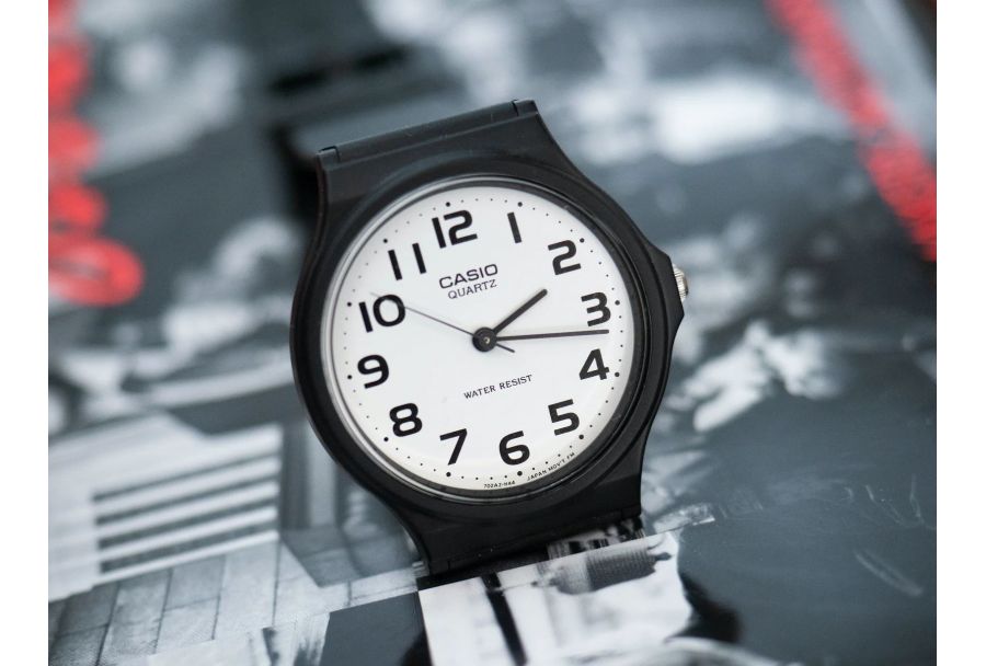 Co to jest zegarek kwarcowy i jak działa mechanizm quartz?