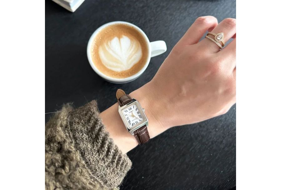 Zegarek damski na pasku skórzanym – klasyka w Twojej kolekcji