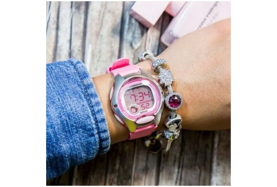 Różowy zegarek dla dziewczynki - funkcjonalność i styl od Casio