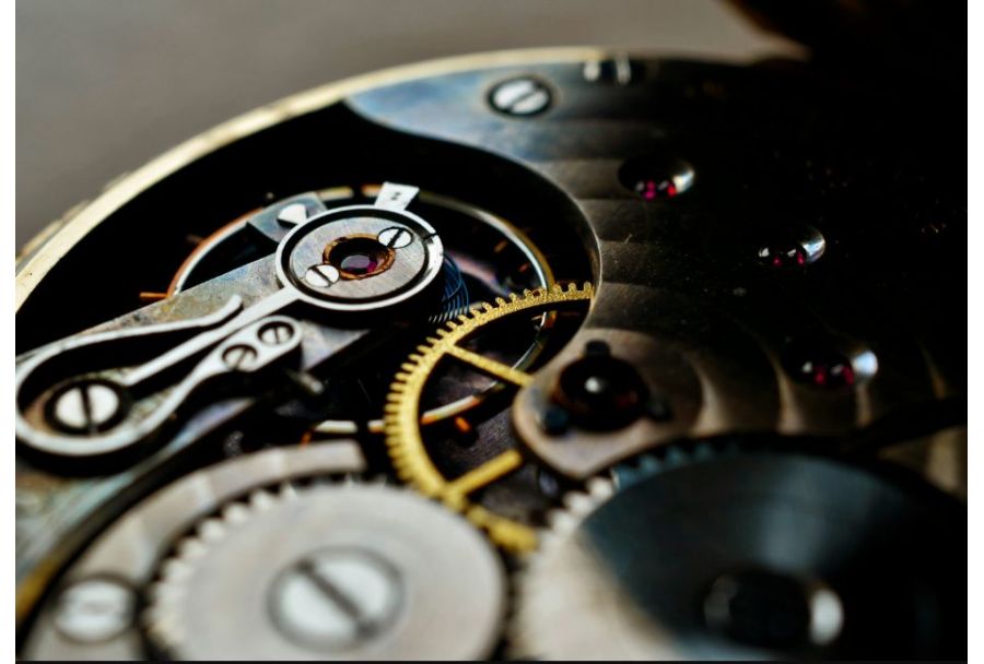 Jakie są rodzaje mechanizmów w zegarkach? Przewodnik: kwarcowy, mechaniczny i solarny