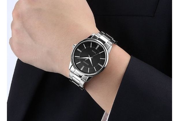 Tani zegarek do garnituru na bransolecie - Casio