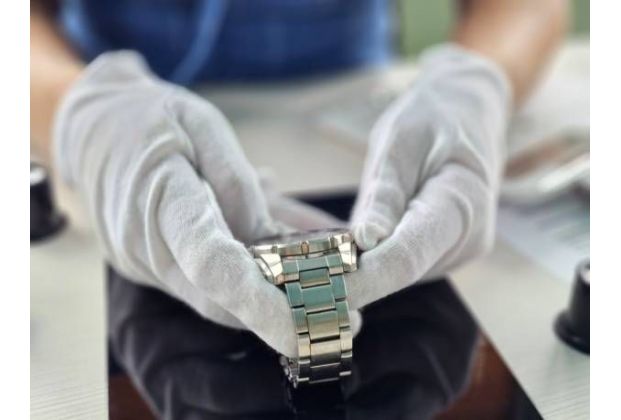 Zegarmistrz Tempus Łódź serwis zegarków w CH Nowa Górna czyszczenie bransolety