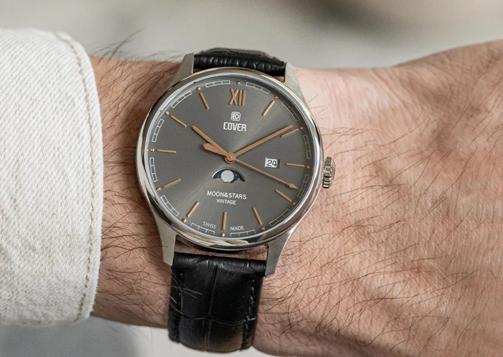 Elegancki zegarek do garnituru Cover na skórzanym pasku z fazami Księżyca Swiss Made
