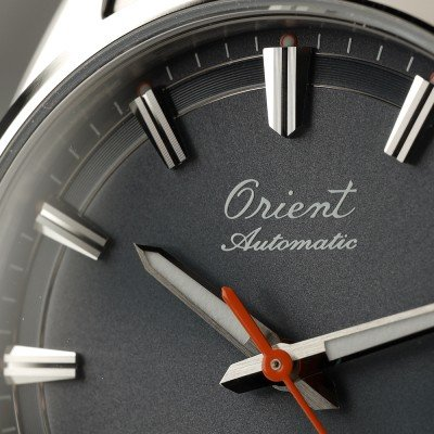 Elegancka szara tarcza ze szlifem słonecznym zegarka Orient Stretto Date Automatic 75th Anniversary